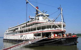 Paducah riverfront and Delta Queen steamboat